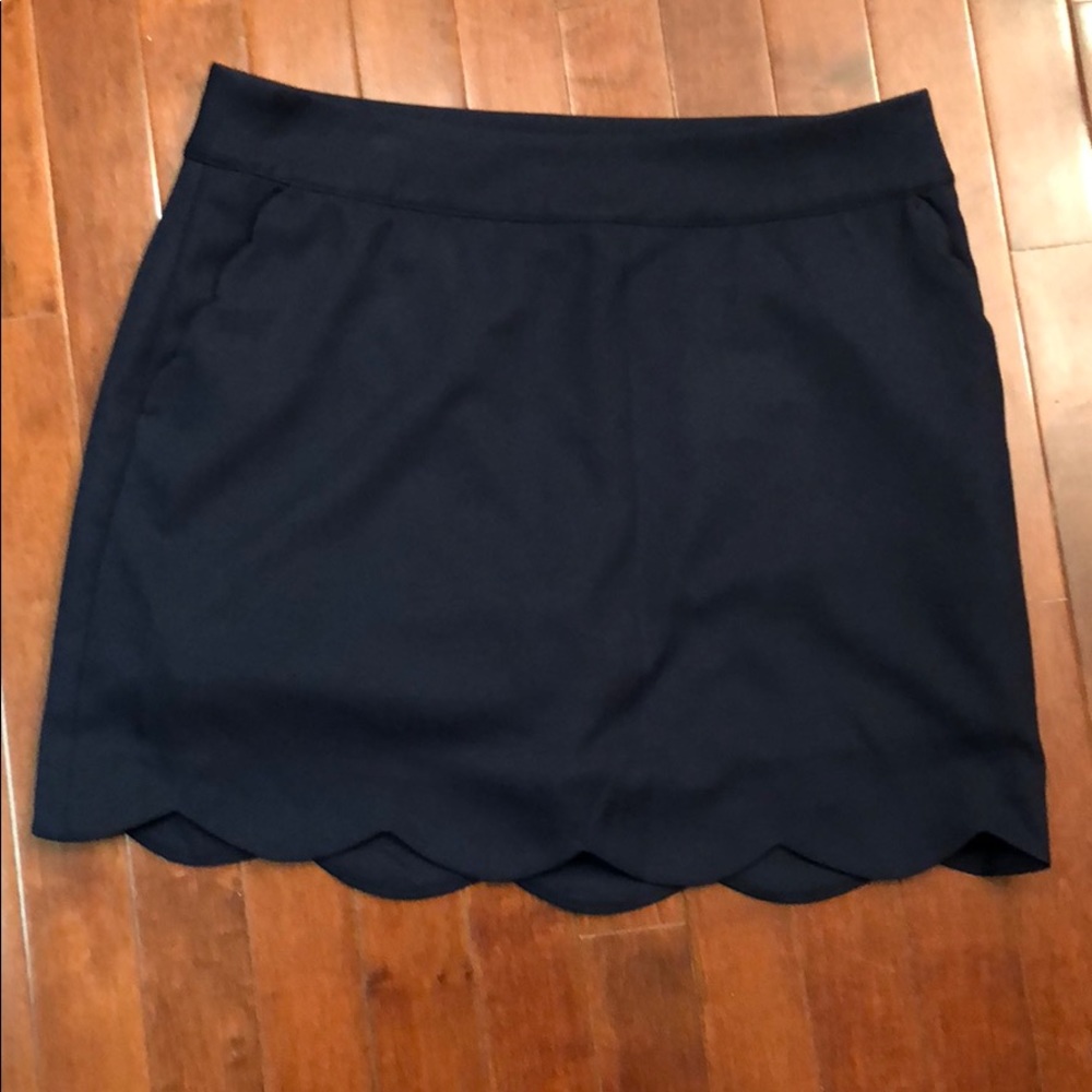 Navy blue Vineyard Vines skirt.